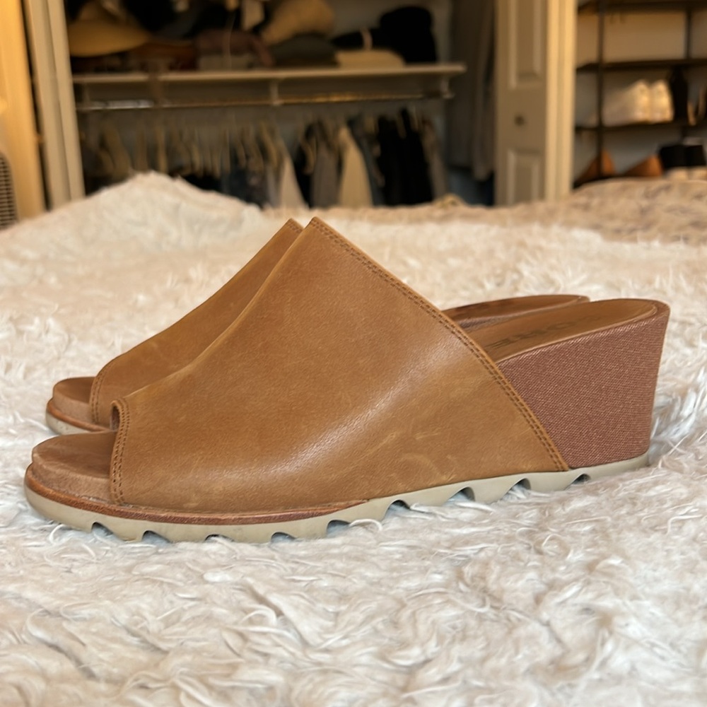 Sorel tan suede wedge slip on peep toe sandals size 10